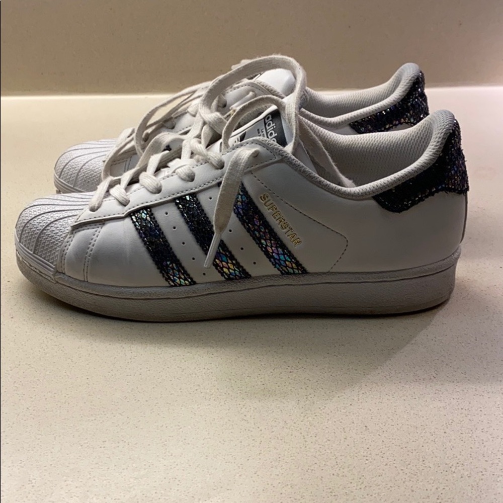 Adidas Superstar w/dark metallic snakeskin stripes